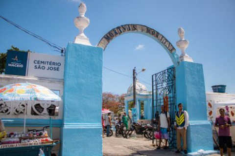 Descaso total em cemitério de Maceió AL