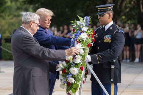 Propaganda eleitoral em cemitério gera críticas a Trump